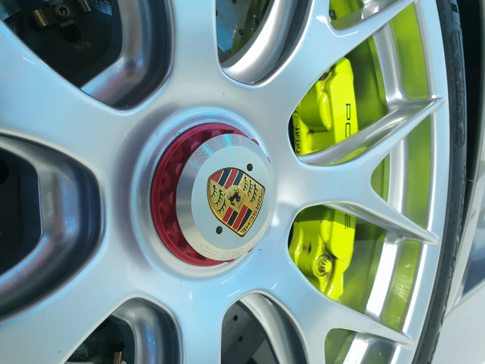 Close-up of a Porsche 918 Spyder wheel with acid-green brake caliper